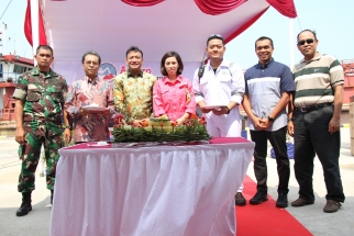 Foto bersama Jumaga Nadeak bersama managemen perusahaan