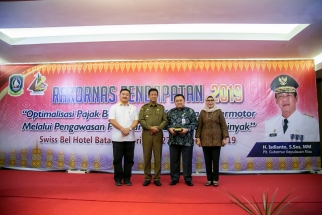 Foto bersama Wakil Ketua Sementara DPRD Kepri Asmin Patros dengan Plt Gubernur Kepri dan Kepala BPPRD