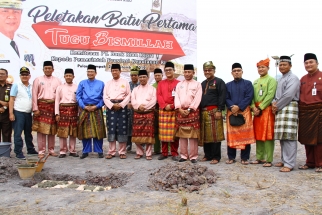 Foto bersama usai peletakkan batu pertama