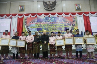 Foto bersama usai sidang peringatan HUT ke 17 Kepri