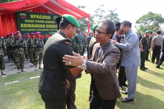 Ketua DPRD Kepri Jumaga Nadeak menyalami Dandim yang baru
