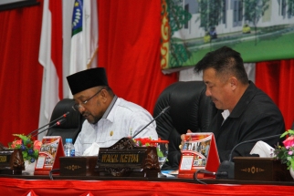 Lis Darmansyah dan Asmin Patros saat memimpin sidang