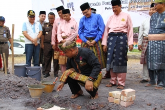 Lis melakukan peletakkan batu pertama