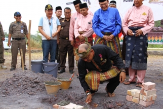 Lis meletakkan batu pertama