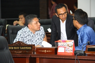 Para anggota DPRD Kepri asal Fraksi PKS saat berdiskusi