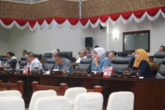 Para anggota DPRD Kepri saat mengikuti jalannya sidang