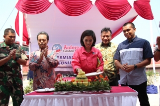 Pemotongan tumpeng oleh pihak perusahaan