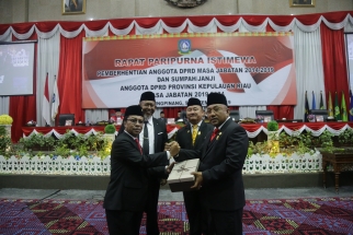 Penyerahan palu sidang kepada Ketua DPRD Kepri periode 2014-2019 kepada pimpinan sementara