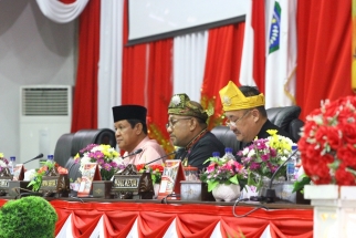 Plt Gubernur Kepri dan Pimpinan Sementara saat memimpin sidang paripurna