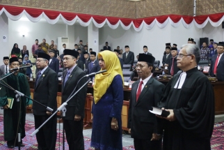 Prosesi pengambilan sumpah jabatan Pimpinan DPRD Kepri