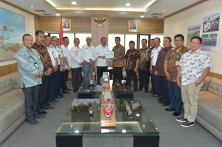 Foto bersama Ketua Komisi III DPRD Kepri, Plt Gubernur dengan Menhub RI