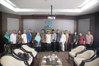 Foto bersama pihak Rektorat ITS dengan Komisi III DPRD Kepri