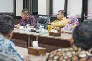 Hadi Candra dan Suryani terlihat serius mengikuti RDP