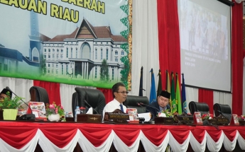 Ketua DPRD Kepri Jumaga Nadeak bersama Wakil Ketua II, Raden Hari Tjahyonio memimpin sidang