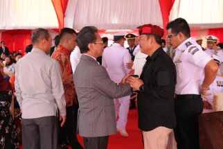 Ketua DPRD Kepri Jumaga Nadeak saat menyalami para tamu undangan