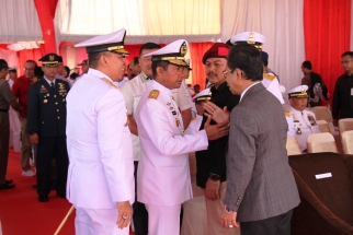 Ketua DPRD Kepri menyalami para perwira tinggi TNI AL