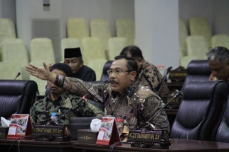 Ketua Fraksi Gerindra, Onward Siahaan saat menyampaikan pandangannya