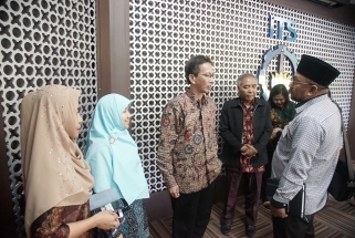 Lis Darmansyah saat berbincang dengan Rektor ITS