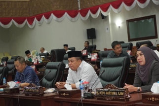 Para anggota DPRD Kepri saat mengikuti jalannya sidang