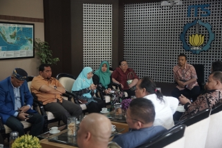 Para anggota Komisi III DPRD Kepri saat dialog