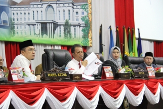 Pimpinan DPRD Kepri saat mendengarkan interupsi para anggota