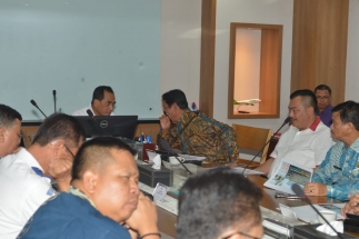 Terlihat Plt Gubernur Kepri, Isdianto berbincang serius dengan Menhub RI