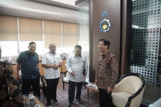 Waka Komisi III, Surya Sardi dengan Rektor ITS Surabaya