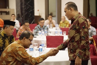 Wakil Ketua Komisi IV Sirajudin Nur menyalami Anggota Komsi IV Alex Guspeneldi