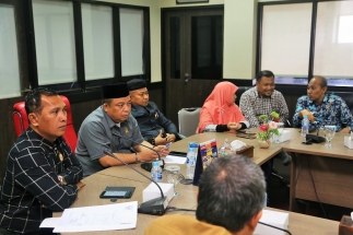 Jajaran Komisi III DPRD Kepri mendengarkan papara Dishub Kepri