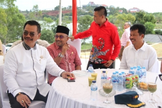Ketua Bapemperda DPRD Kepri, Lis Darmansyah bersama Mantan Wagub Kepri, Soerya Respationo dan Wako Batam, HM Rudi