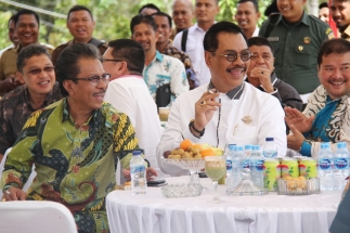 Ketua DPRD Kepri Jumaga Nadeak bersama Soerya Respationo