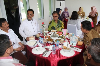 Suasana saat makan bersama