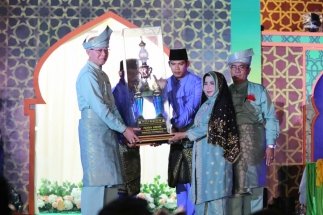 Penyerahan piala bergilir dari Wali Kota Tanjungpinang, Syharul ke Ketua LPTQ Kota Tanjungpinang