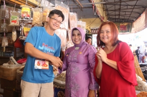 Wakil Wali Kota Tanjungpinang, Rahma saat berbagi jeruk