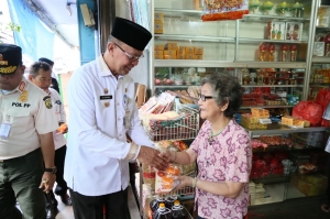 Wali Kota Tanjungpinang, Syahrul saat membagikan jeruk