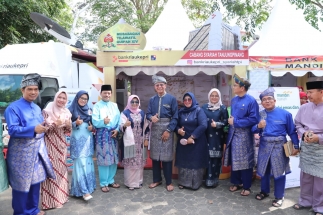 Wali Kota Tanjungpinang, Syharul bersama Sekdako Teguh Ahmad foto bersama di salah satu stan peserta Expo