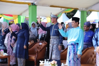 Wali Kota Tanjungpinang, Syharul menyapa peserta Pawai Taaruf