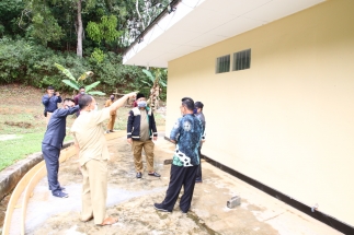 Bupati Lingga, Alias Wello menunjukkan kondisi lingkungan RSUD ke anggota DPRD Kepri dapil Bintan Lingga
