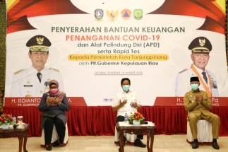 Dari kiri; Waka I DPRD Kepri Dewi Kumalasari, Plt Gubernur Kepri Isdianto dan Wako Tanjungpinang, Syahrul