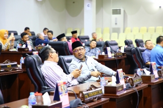 Dua anggota DPRD Kepri asal PDIP, Lis dan Sahat berdialog saat sidang paripurna