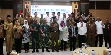 Foto bersama Wakil Ketua KPK dengan Ketua DPRD Kepri dan unsur FKPD serta kepala daerah se Kepri