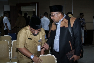 Ketua Bapemperda DPRD Kepri, Lis Darmansyah berbincang dengan Asisten III Pemprov Kepri M Hasbi