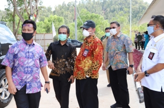 Ketua DPRD Kepri Jumaga Nadeak, Wakil Ketua II Raden Hari dan Wakil Ketua III Tengku Afrizal saat tiba di lokasi acara
