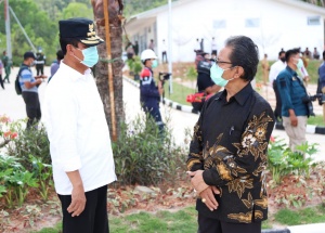 Ketua DPRD Kepri Jumaga Nadeak berbincang dengan Plt Gubernur Kepri, Isdianto