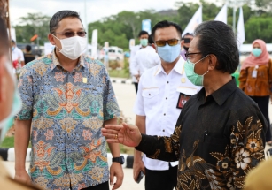 Ketua DPRD Kepri Jumaga Nadeak bersama Wakil Ketua II Raden Hari Tjahjono