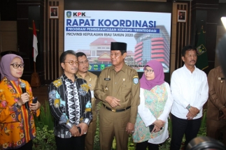 Ketua DPRD Kepri Jumaga Nadeak saat berbincang dengan Plt Gubernur Kepri dan Wakil Ketua KPK