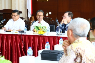 Ketua DPRD Kepri Jumaga Nadeak saat memimpin pertemuan