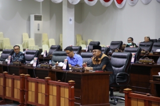 Ketua Fraksi PDIP Lis Darmansyah saat menyampaikan pandangannya