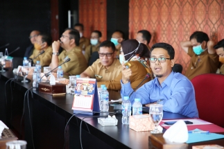 Ketua Komisi II DPRD Kepri, Iskandarsyah saat menyampaikan pendapatnya