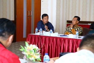 Para anggota Banmus DPRD Riau saat menyampaikan pandangannya